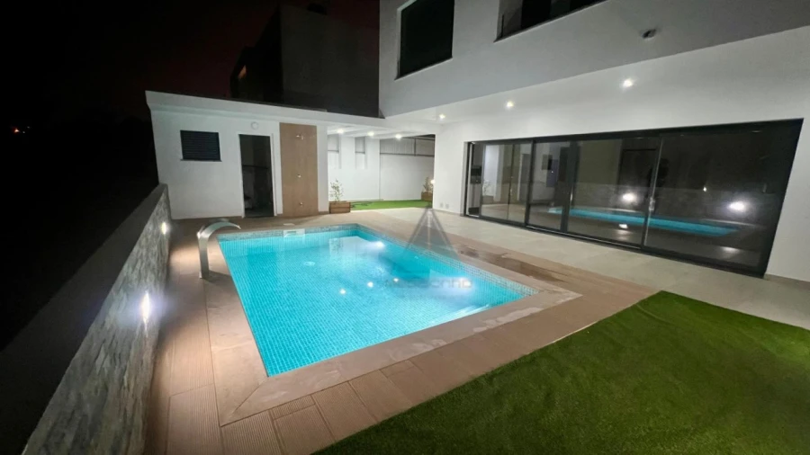 Moradia T4 para Venda em Laranjeiro e Feijó Foto 1