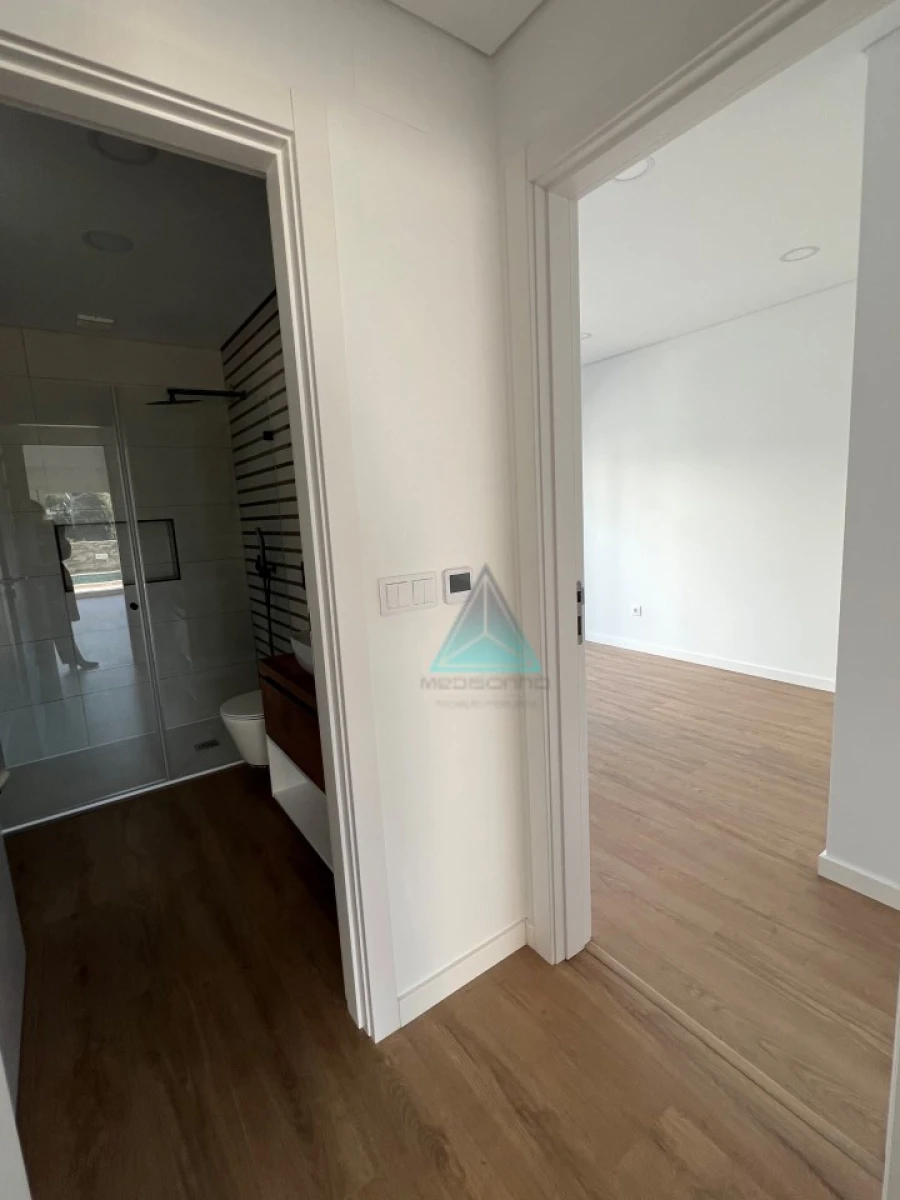 Moradia T4 para Venda em Laranjeiro e Feijó Foto 16