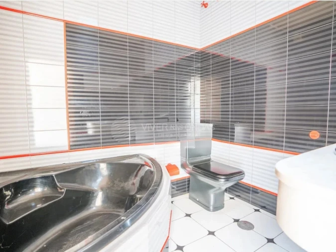 Moradia T8 para Venda em Azurem Foto 13