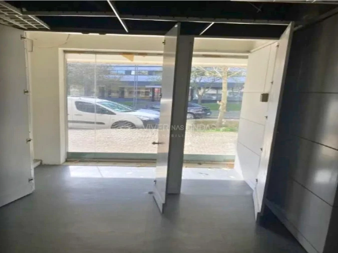 Loja para Venda em Cidade da Maia Foto 2