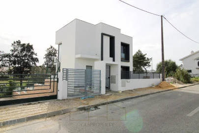 Moradia T4 para Venda em Charneca de Caparica e Sobreda