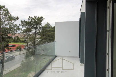 Moradia T4 para Venda em Charneca de Caparica e Sobreda