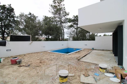 Moradia T4 para Venda em Charneca de Caparica e Sobreda