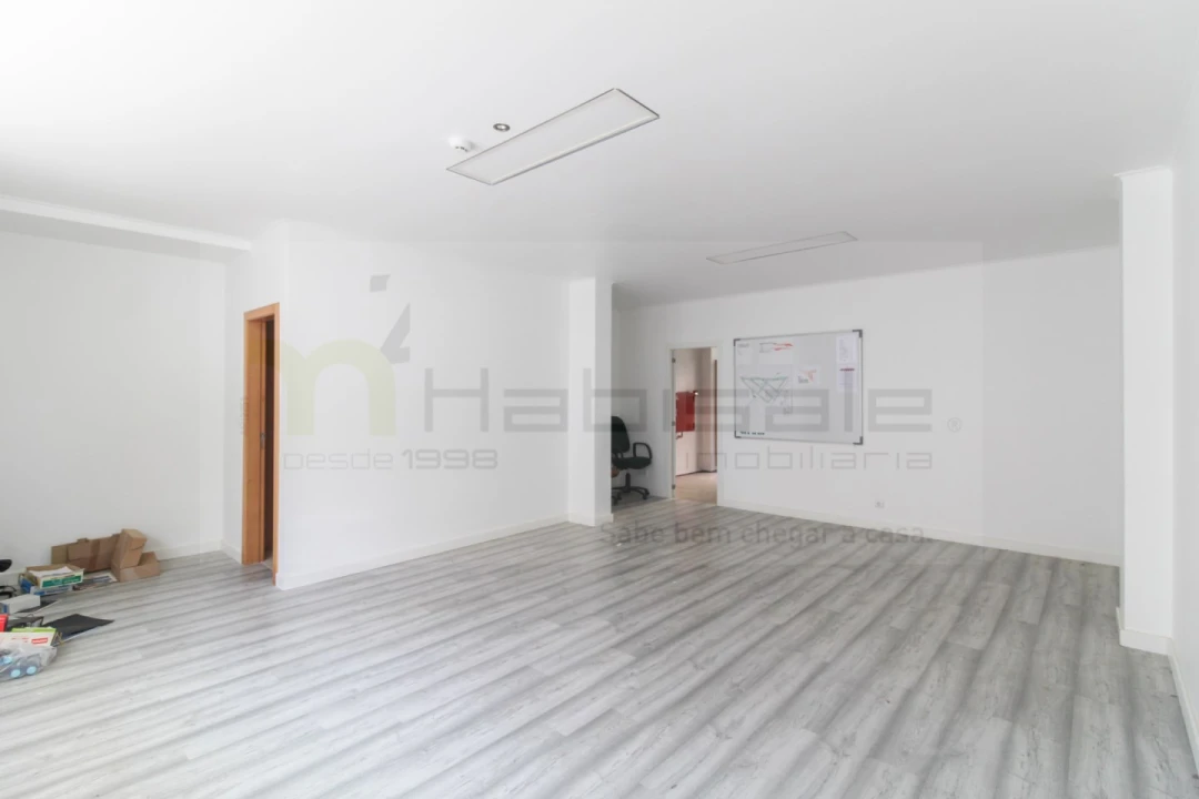 Loja para Venda em Santo António dos Cavaleiros e Frielas Foto 8