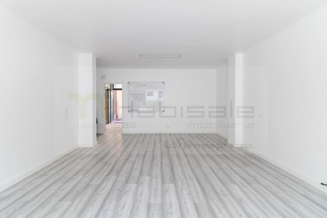 Loja para Venda em Santo António dos Cavaleiros e Frielas Foto 9