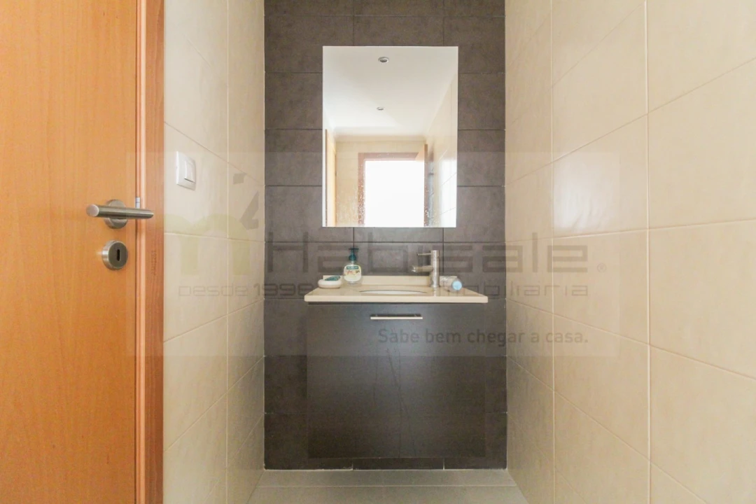 Loja para Venda em Santo António dos Cavaleiros e Frielas Foto 11