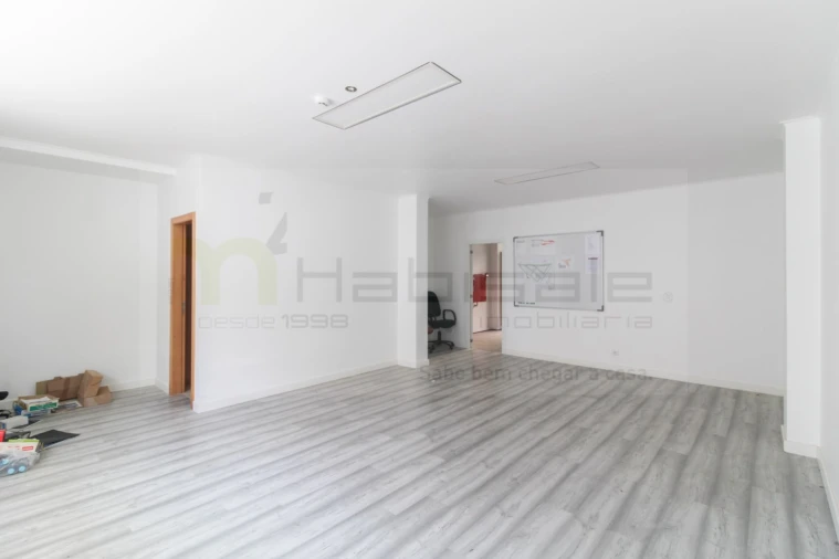 Loja para Venda em Santo António dos Cavaleiros e Frielas Foto 8