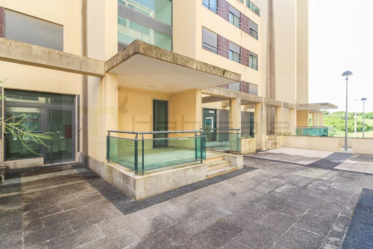 Loja para Venda em Santo António dos Cavaleiros e Frielas Foto 12