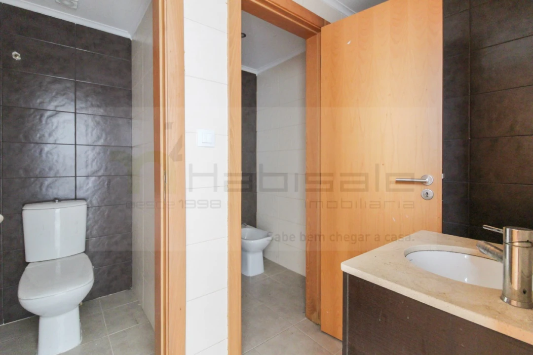 Loja para Venda em Santo António dos Cavaleiros e Frielas Foto 7