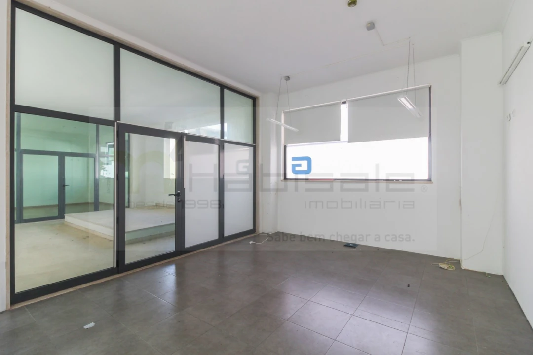 Loja para Venda em Santo António dos Cavaleiros e Frielas Foto 1