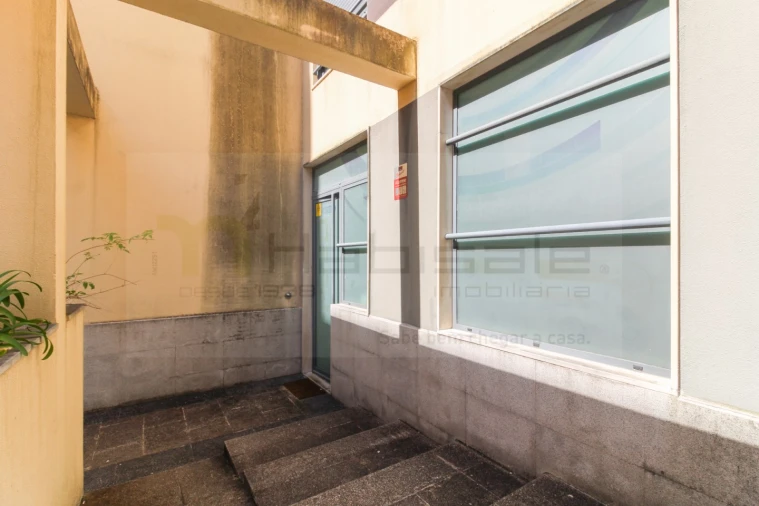 Loja para Venda em Santo António dos Cavaleiros e Frielas Foto 3