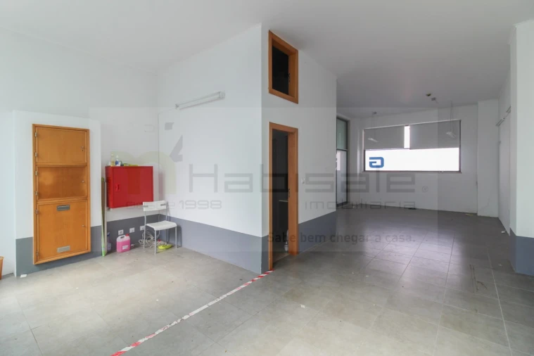 Loja para Venda em Santo António dos Cavaleiros e Frielas Foto 6