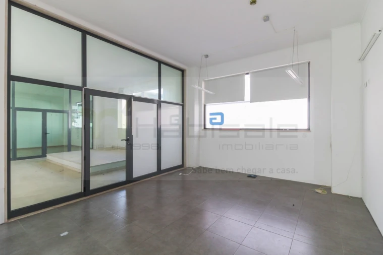 Loja para Venda em Santo António dos Cavaleiros e Frielas Foto 1