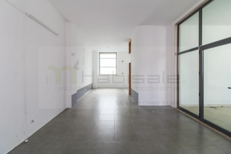 Loja para Venda em Santo António dos Cavaleiros e Frielas Foto 9