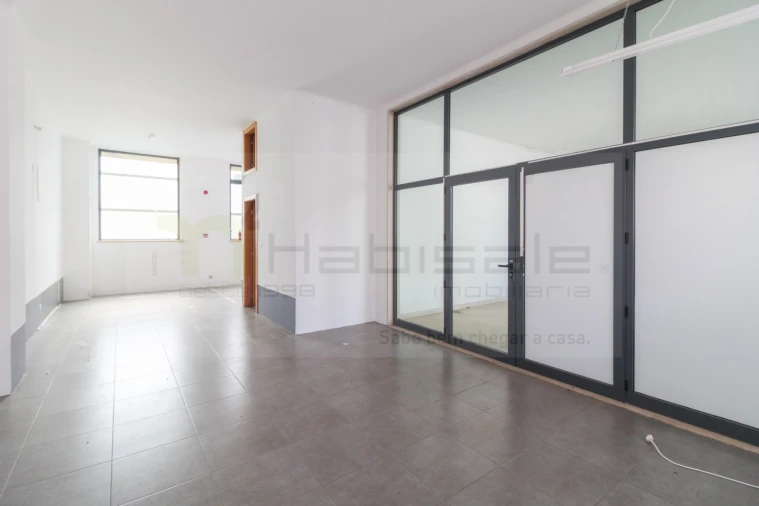 Loja para Venda em Santo António dos Cavaleiros e Frielas Foto 10