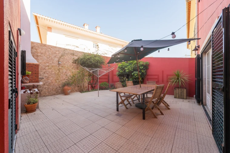 Moradia T4 para Venda em Ramada e Caneças Foto 3