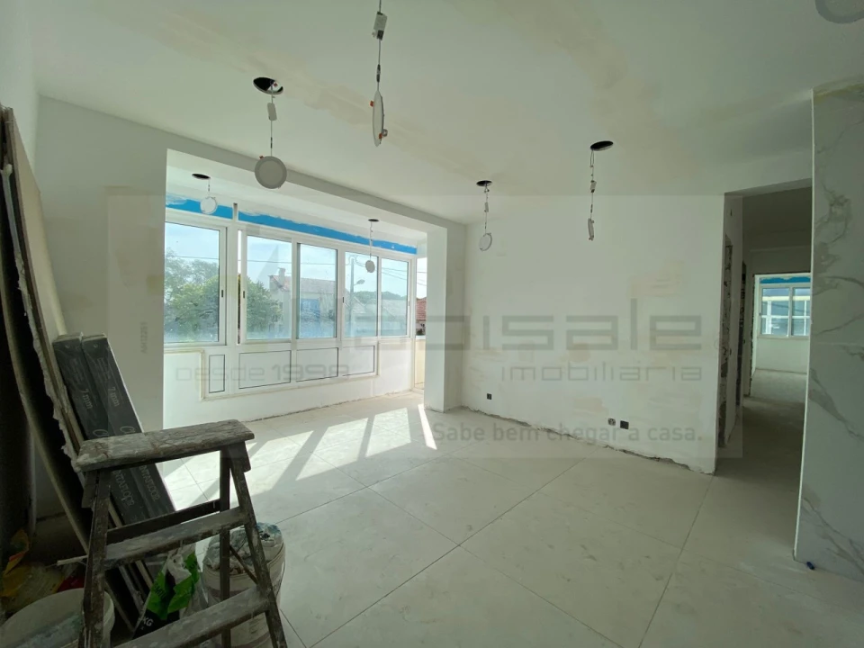 Apartamento T4 para Venda em Laranjeiro e Feijó Foto 5