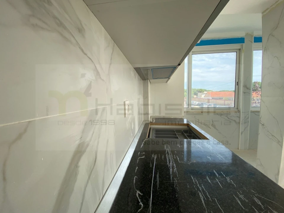 Apartamento T4 para Venda em Laranjeiro e Feijó Foto 8