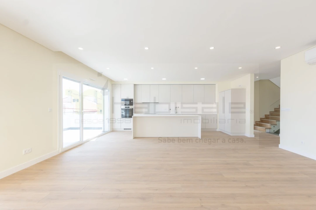 Moradia T4 para Venda em Pontinha e Famões Foto 3