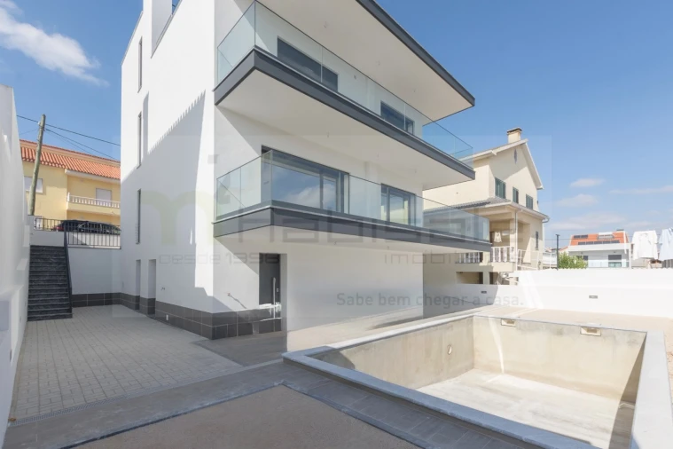 Moradia T4 para Venda em Pontinha e Famões Foto 41