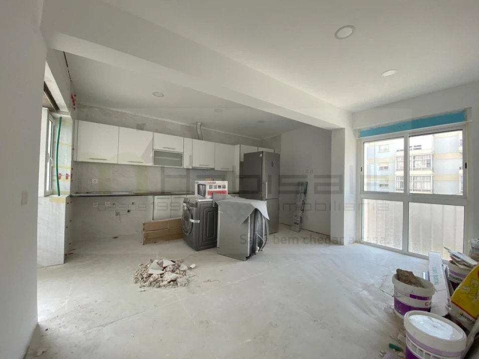 Apartamento T2 para Venda em Laranjeiro e Feijó Foto 1