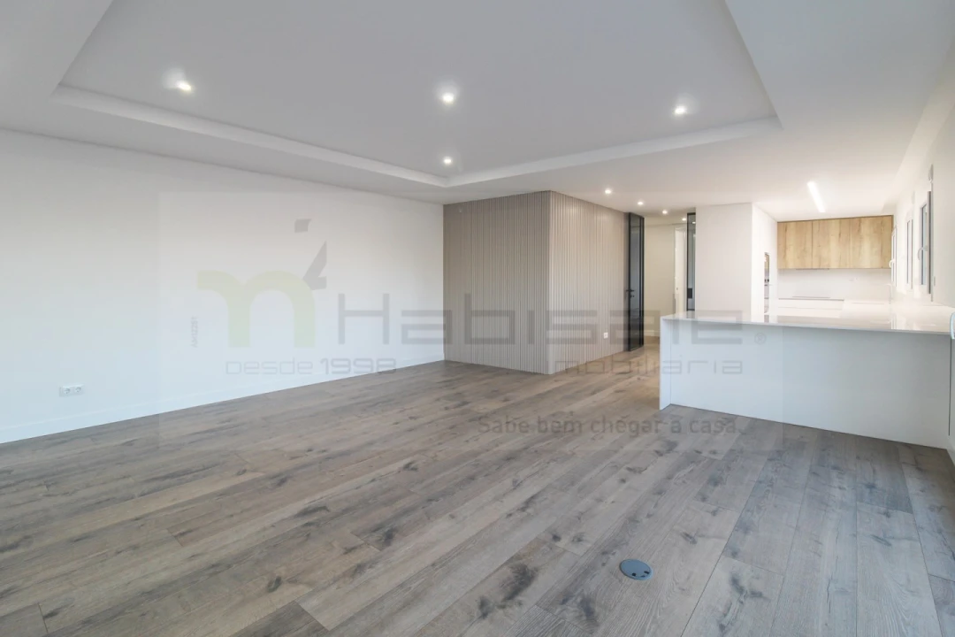 Apartamento T5 para Venda em Laranjeiro e Feijó Foto 1