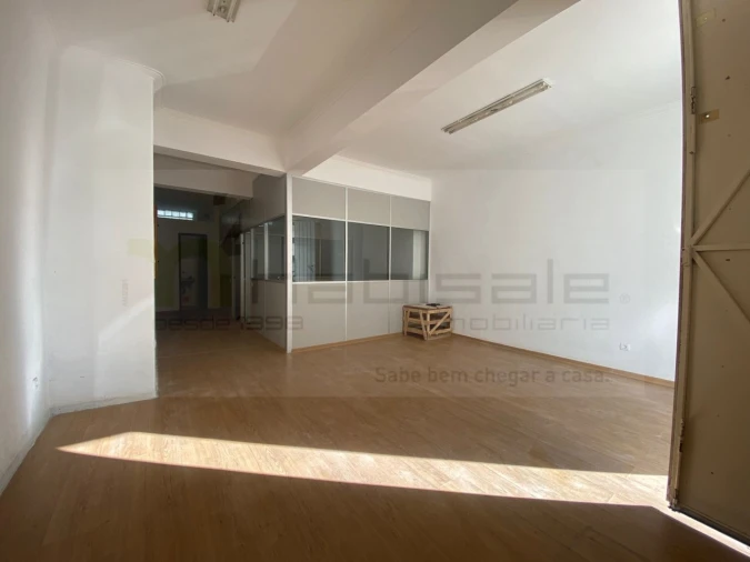 Armazém para Arrendamento em Massamá e Monte Abraão Foto 2