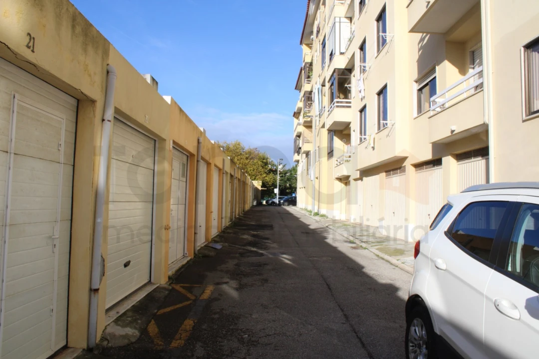 Garagem para Arrendamento em Carcavelos e Parede Foto 1