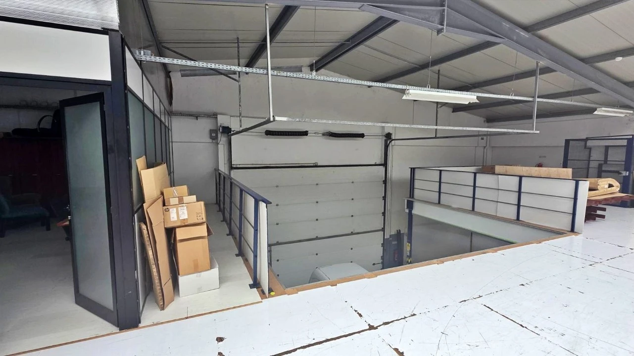 Armazém para Venda em Milheiros Foto 4