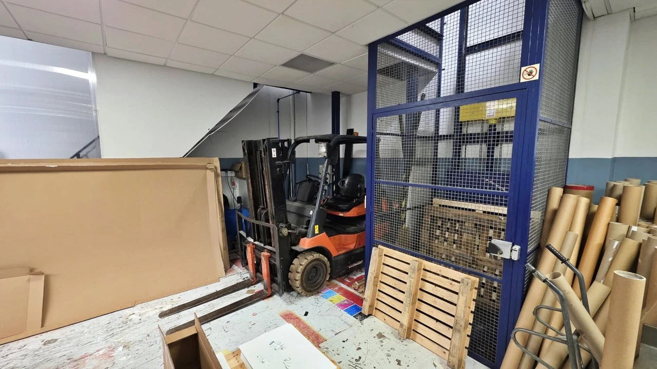 Armazém para Venda em Milheiros Foto 19