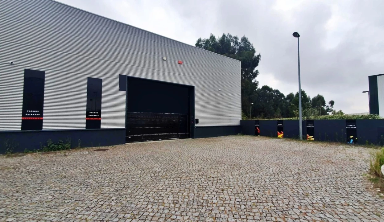 Armazém para Venda em Milheiros Foto 1