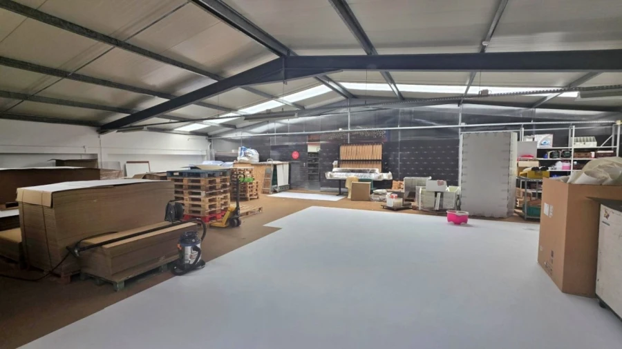 Armazém para Venda em Milheiros Foto 3