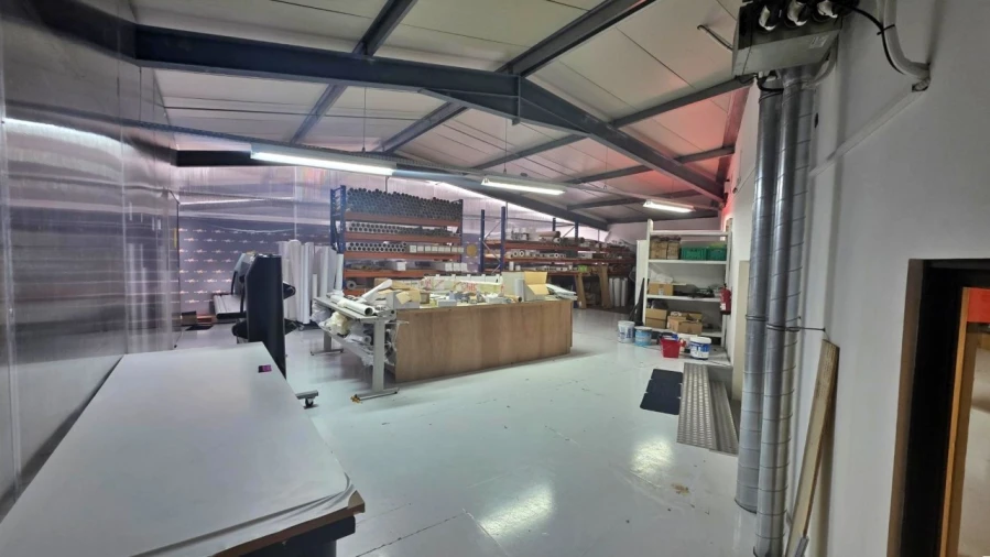 Armazém para Venda em Milheiros Foto 10