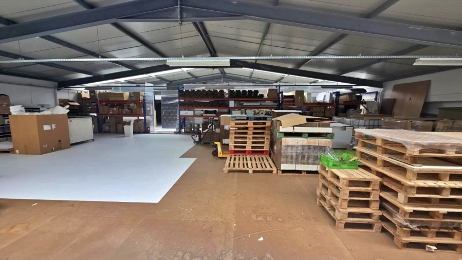 Armazém para Venda em Milheiros Foto 11