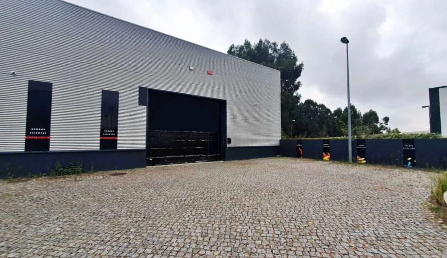 Armazém para Venda em Milheiros Foto 1