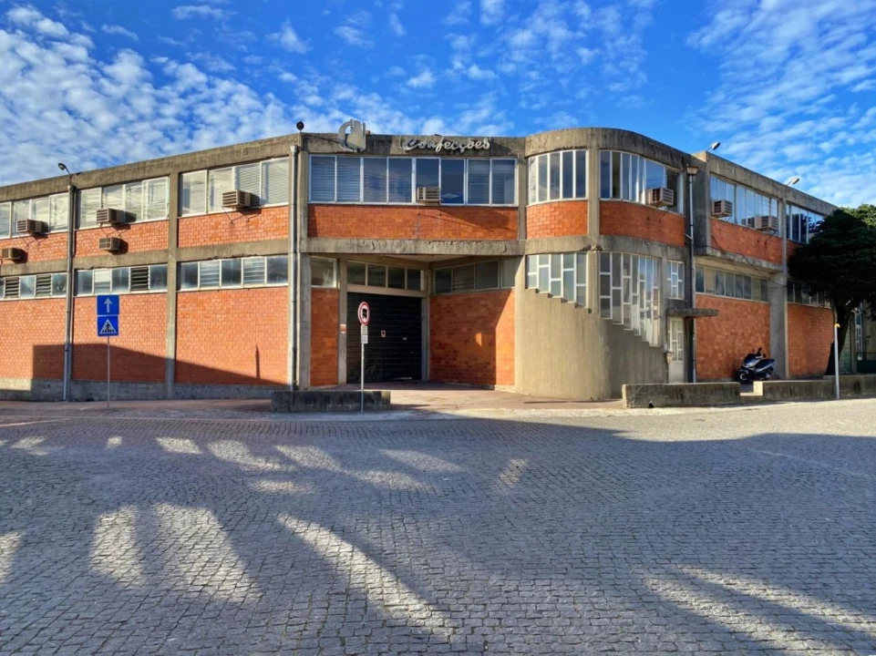 Prédio para Arrendamento em Vilar de Pinheiro Foto 1