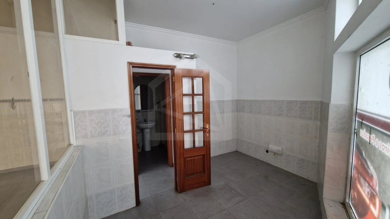 Loja para Venda em Mafamude e Vilar do Paraíso Foto 3