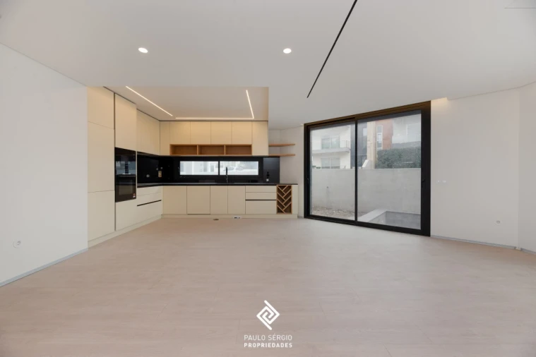 Moradia T5 para Venda em Madalena Foto 1