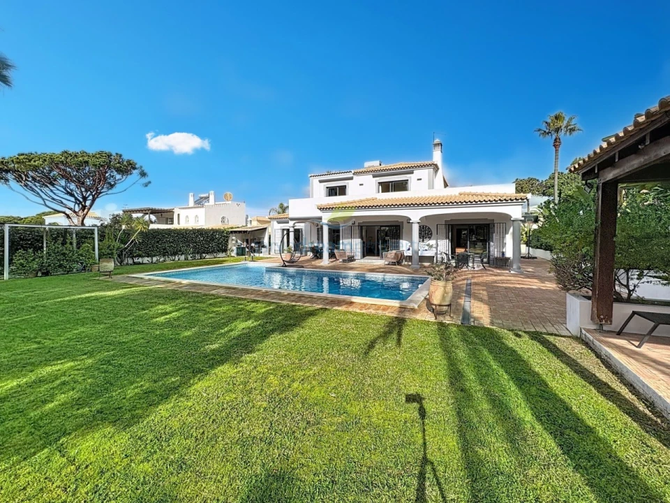 Moradia T4 para Venda em Quarteira Foto 8