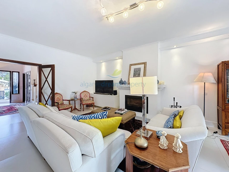 Moradia T4 para Venda em Quarteira Foto 3