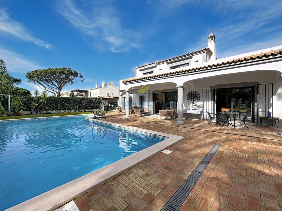 Moradia T4 para Venda em Quarteira Foto 38