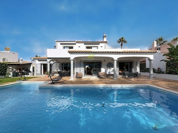 Moradia T4 para Venda em Quarteira Foto 6