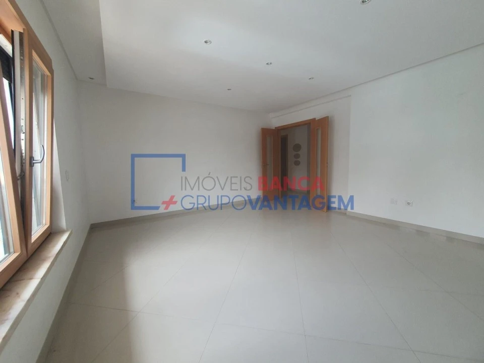 Apartamento T4 para Venda em Pinhal Novo Foto 3