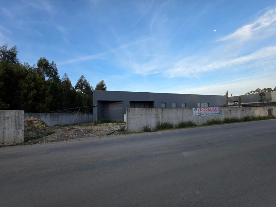 Armazém para Venda em Serzedo e Perosinho Foto 2