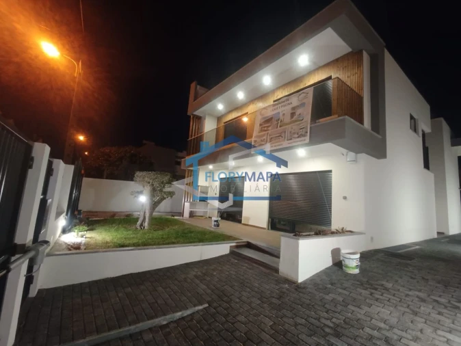 Moradia T4 para Venda em São Domingos de Rana Foto 5