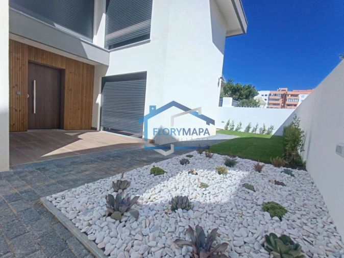 Moradia T4 para Venda em São Domingos de Rana Foto 25