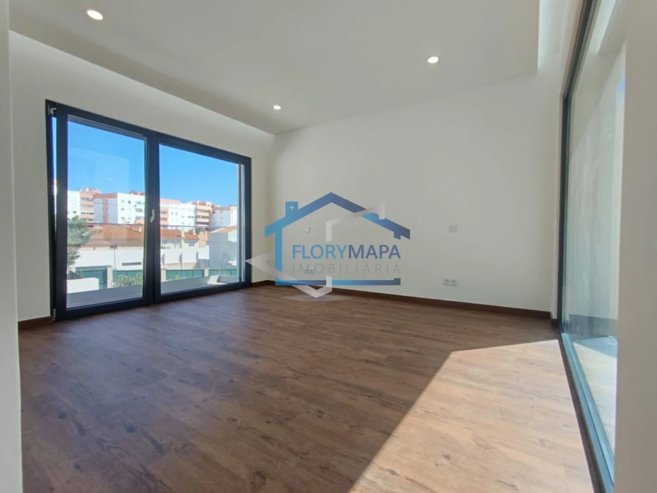 Moradia T4 para Venda em São Domingos de Rana Foto 38