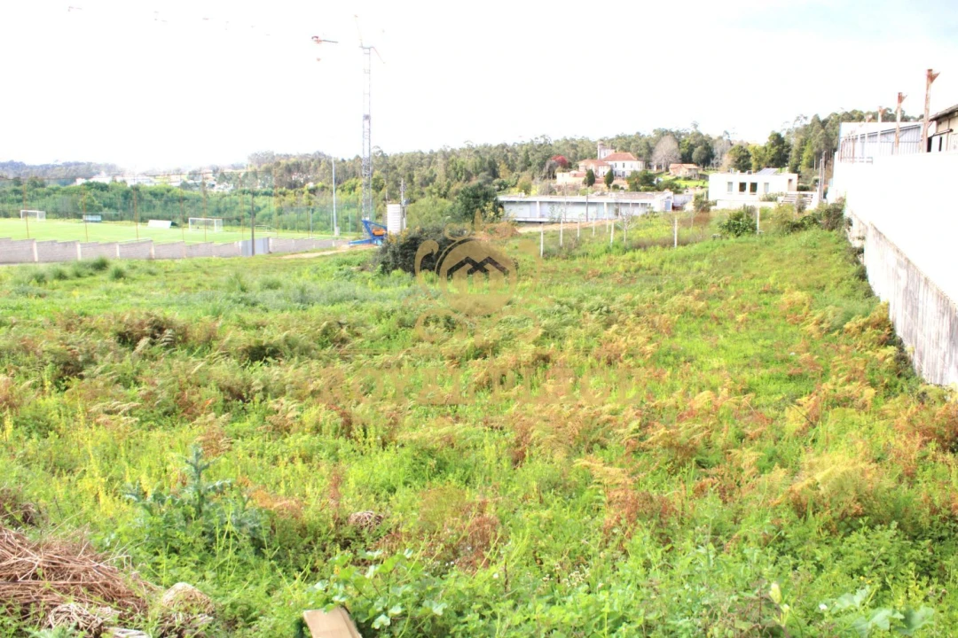 Terreno para Venda em Paços de Brandão Foto 4