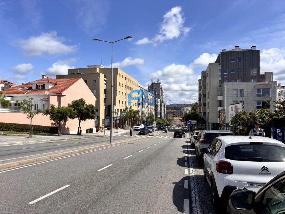 Loja para Arrendamento em São João da Madeira Foto 6