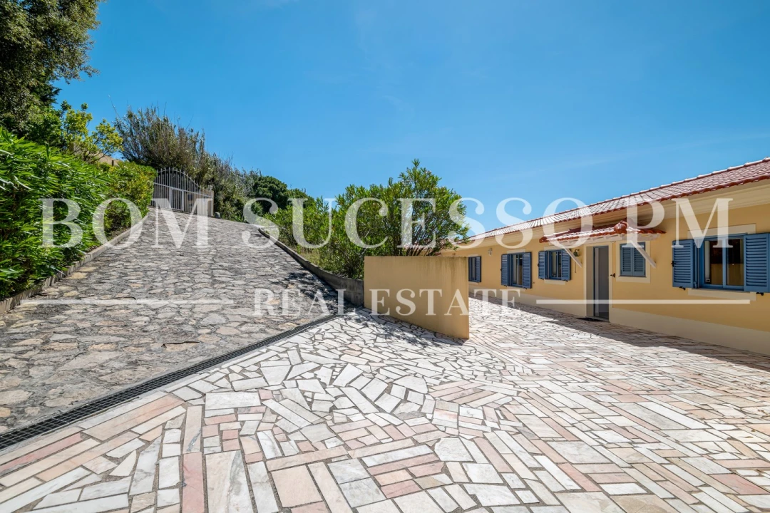 Moradia T4 para Venda em Usseira Foto 10